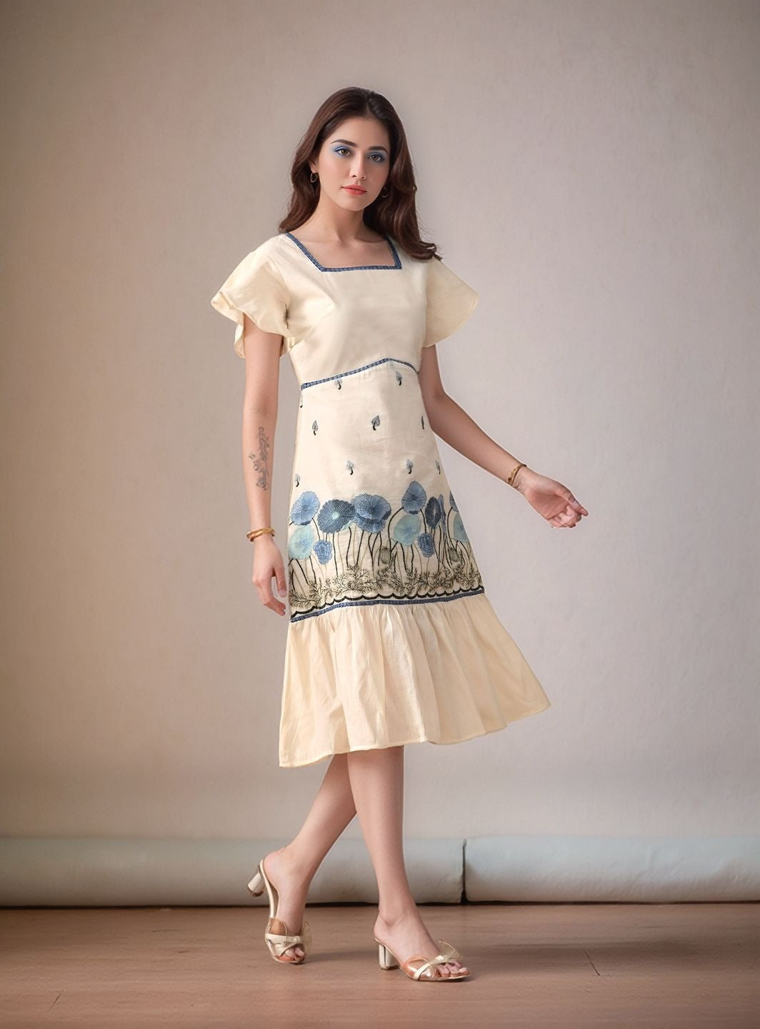Myshka Women Blue Embroidered Laced Fitted Mermaid Dress Flared Sleeves