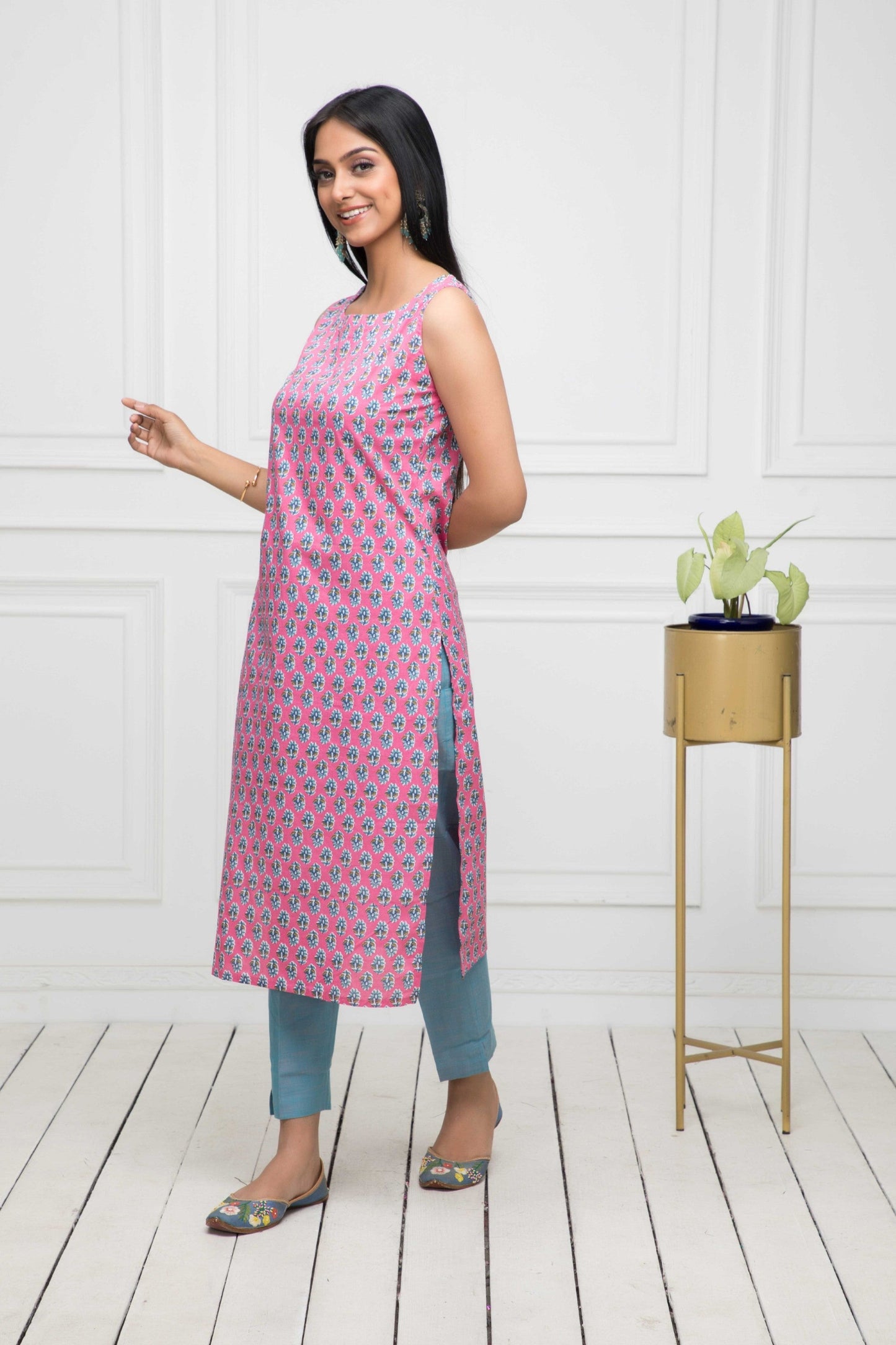 Women's Pink Solid Cotton Straight Round Neck Kurtas Myshka